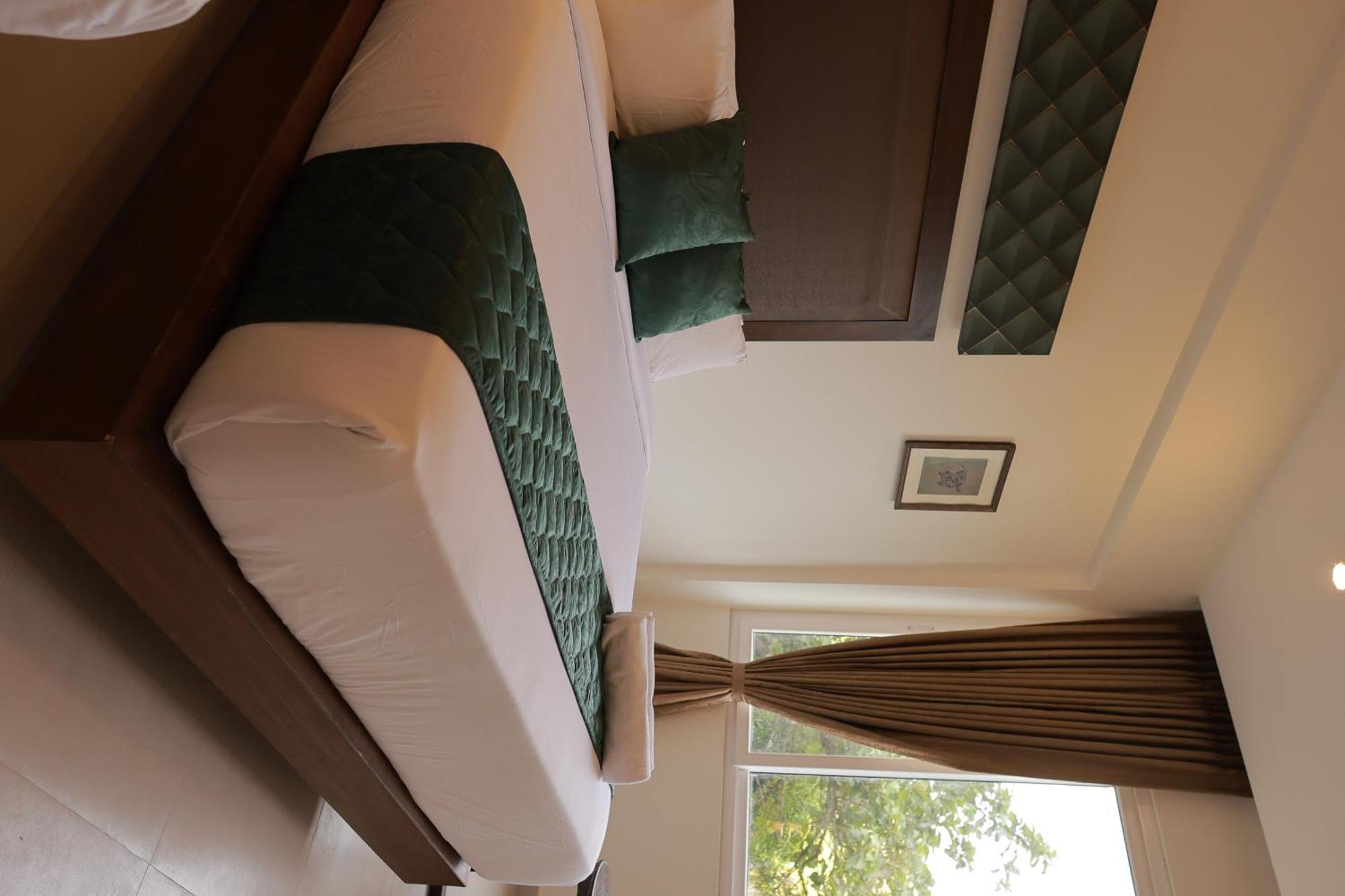 Aralvaimozhi Hotel Aavudai Grand מראה חיצוני תמונה