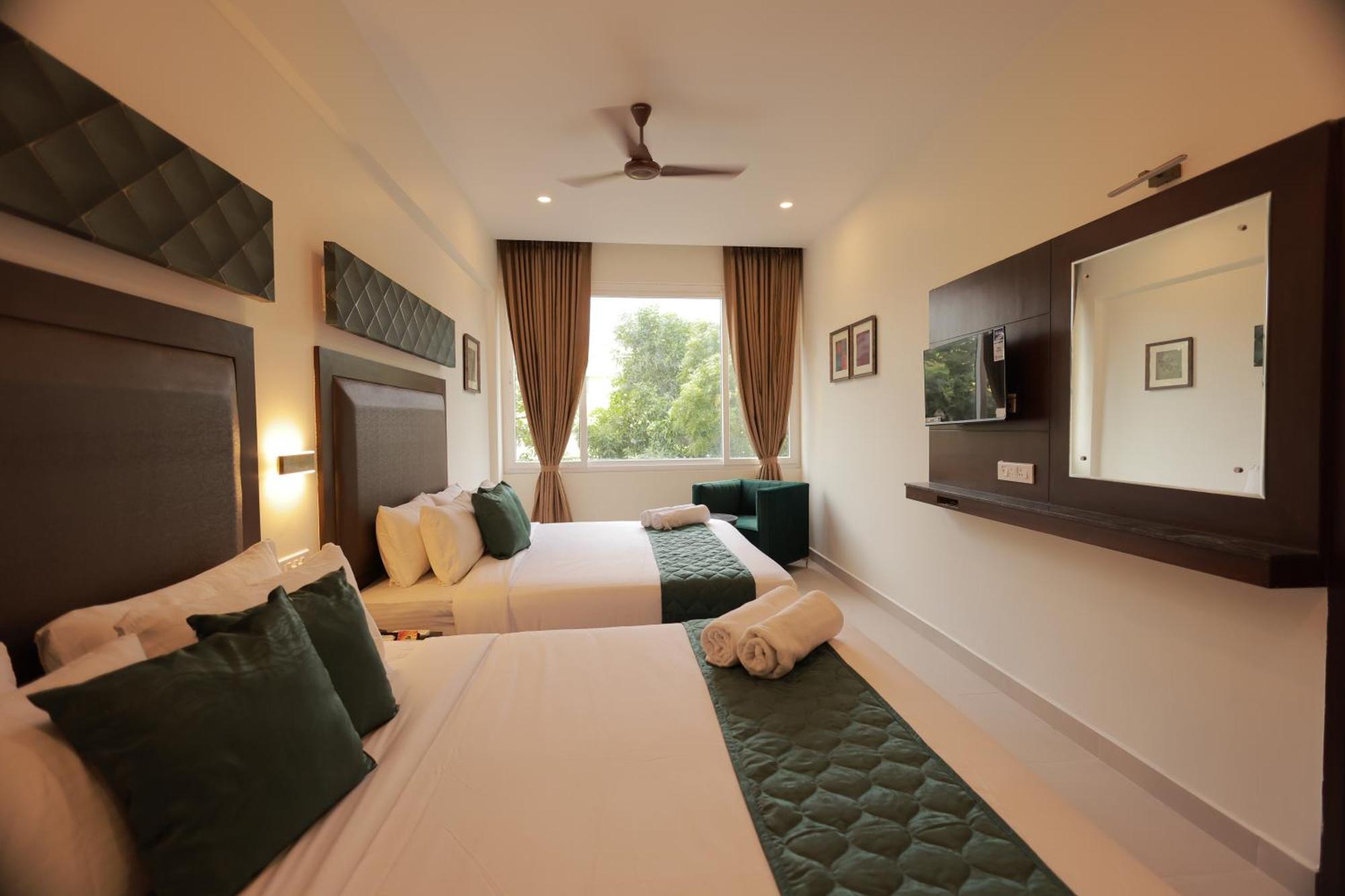 Aralvaimozhi Hotel Aavudai Grand מראה חיצוני תמונה